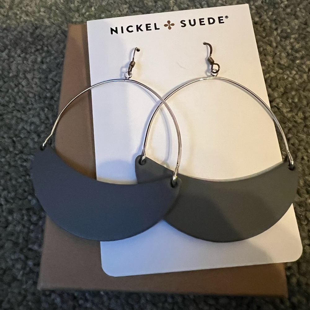 BNIB Nickel & Suede Grey Asters with silver hardware